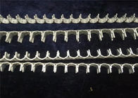 Ласточкин хвост напрягая провод закрепляет штуцеры провода бритвы комков бритвы на сваренной загородке Габион