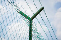 Покрытая ПВК разделительная стена зеленого цвета колючей проволоки Лова на верхней части загородки звена цепи