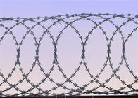 Консертина плоская польза провода бритвы обруча поверх загородки или бетонной стены