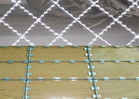 Колючая проволока бритвы БТО -22 с столбом для ограждать ячеистой сети