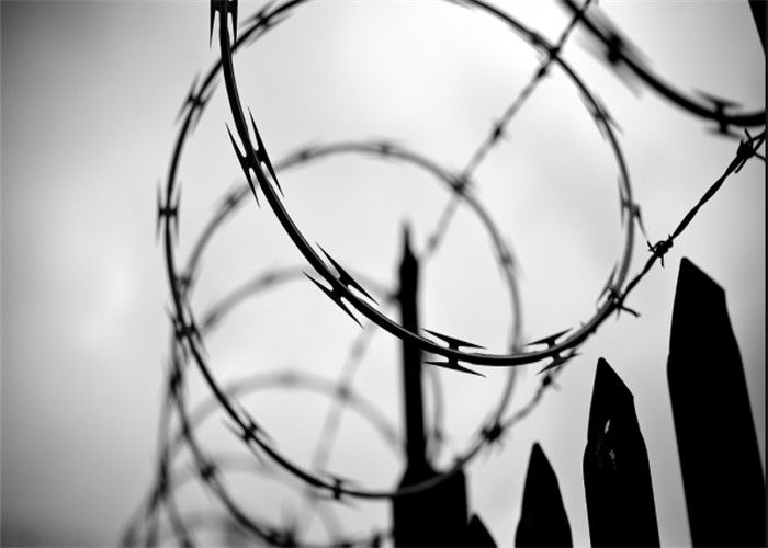 Концертина свертывает спиралью проволочной изгороди бритвы КБТ -65 гальванизированный провод бритвы одиночной колючий